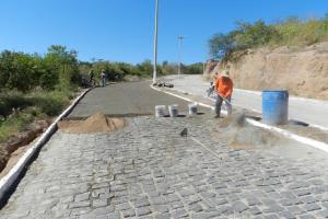 Homem trabalhando na recupera&ccedil;&atilde;o de cal&ccedil;amentos das ruas de Tarrafas.