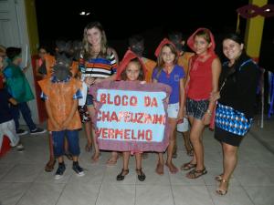 Crian&ccedil;as fantasiadas de chapeuzinho vermelho e lobo mau.