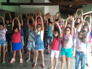 Crian&ccedil;as fazendo atividade f&iacute;sica